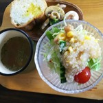 Ufu cafe - キヌアのサラダとバゲットのトーストとスープ