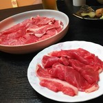 Gourmet Kozou Mankichi - 手前が一人分のしゃぶしゃぶ肉
                        奥がサービスの大皿の肉