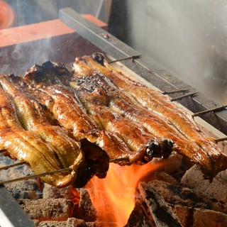 ★焼き－炭火で焼き上げる大きな鰻を楽しむ－