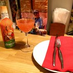 bar e torattoria Piu' Lungo - 車なので仕方なく伊産炭酸オレンジジュースを。ジュースの向こうにハードゲイが見えますが「イタリア好き」と言う冊子の表紙ですw