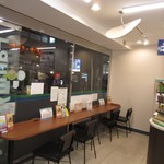 Family Mart Akihabara Eki Mae Ten - 店内、イートイン