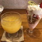 Lunch & Bar Hanana - ランチセットのオレンジジュース、クーポンで無料のミニパフェ(フルーツ)