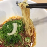 Musashibo Yokogawa Ten - 細麺なのにコシがあり伸びにくく、混ぜても粘りにくい。
      30回は混ぜましょう。