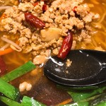 新中華料理 天福 - 台湾ラーメン 唐辛子＆ニンニクがゴロゴロ入ってる！