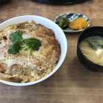 Ryokan Hamayuso - カツ丼
                        お味噌汁とお新香がセット