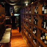 Restaurant Bar cru - 入り口の通路は棚に並べられたワインのセレクション。