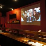 Restaurant Bar cru - 入って正面のカウンター席には、巨大スクリーン！