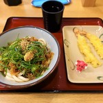 自家製麺 杵屋麦丸 - 肉ぶっかけうどん(並)￥550＆海老天(1尾)￥130×2