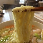 天壇 - 「エビラーメン」麺リフト。麺は機械打ち角刃麺、わずかに縮れの入った中細麺である。この麺の細さも、新潟『状元樓』を彷彿とさせるもので、加水率はやや高め、非常に喉越しの良い食べ易い麺である。