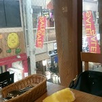 ALBAR - お店は2階なので、窓際は商店街が見えます。