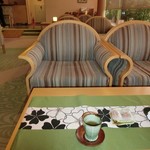 Taketori Tei Maruyama - 旅館に着くとチェックインしてロビーで館内説明を受けつつお茶とお菓子を頂く。友達お勧めの金泉焼だ！巾着袋のプレゼントもあって好きなの1つ選べれる☆彡
      食事の時間と貸切露天風呂の予約もしてお部屋に。