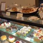 アルパイン洋菓子店 - 料理写真:ショーケースには様々なケーキ