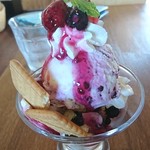 cafe MIRANO - 追加の、6種のベリーのクリームチーズパフェM550円