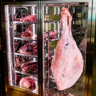 We offer carefully selected aged meat that is finished in a dedicated aging room!