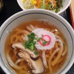 味処 田舎庵 - 椎茸が入ったうどんとサラダ