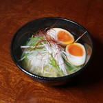 Kushiyaki Smile - 自家製 白湯ラーメン
                      鶏ガラなどを煮込んでつくるオリジナル白湯スープ。とっても濃厚な「こだわり卵」の半熟卵も人気。