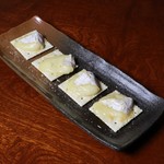 Kushiyaki Smile - 炭火焼カマンベール
                      口のなかでとろける香ばしいカマンベール。はちみつをかけて、ほんのり甘くスナック感覚でお楽しみください。