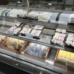 山月堂 - 店内の陳列ケース