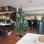 Ninocafe - お店は１２月とあってクリスマスバージョンの飾りつけ、お客様は女性客が多いような感じでした。
                      
                      お店はご夫婦で営業されてるみたいでした。
                      