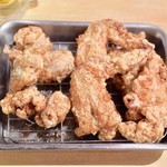 骨付鳥、からあげ、焼鳥 がブリチキン。 - 左からすなぎも・てば・もも