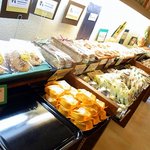 まるせん堂 - 店内の様子です。沢山販売していますね。