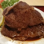 食事処 しみず - 脂身の少ない牛赤身肉が２枚
甘めの醤油味で唐辛子の辛味が利いています