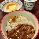 Mingei Ryokan Fukashi So - 朝食(¥1,080) 朝カレー、果物盛り付け例 ヨーグルト