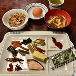 Mingei Ryokan Fukashi So - 朝食(¥1,080) 和食盛り付け例