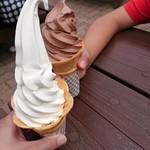 郡山石筵ふれあい牧場 - チョコとバニラソフト