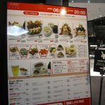 MAM CAFE - フライトまで２時間近くあったので私と娘はメニューの中からビールセット９８０円、妻はクラッシュドアイスオーレのマンゴ４８０円を注文しました