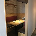 CRONOS - この部屋は4〜6人くらいのテーブルが2つありました