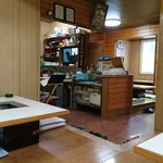 焼肉みなみ亭 - 店内　厨房前にお店の方が見るためのテレビが見えます(^0^;)