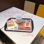 McDonald's Kamoi Ten - ソーセージエッグマフィン セット(450円)☆彡
                        マフィンは塩と脂の微妙な加減、ハッシュドポテトも旨〜♪
                        アイスコーヒーで流し込んでサッパリ！コーヒーの量もたっぷりあるから時間までゆっくり出来たよ☆彡