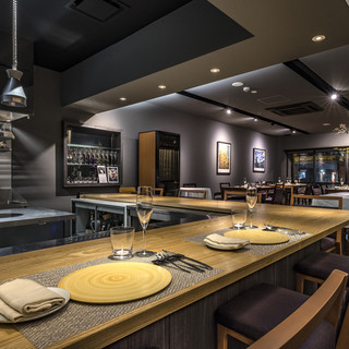 The counter is like a chef's table. Enjoy French cuisine in a special seat