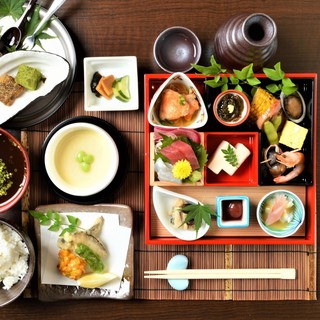 昼の一押し！旬の食材を使用した色彩豊かな【食彩御膳】