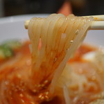 焼肉冷麺やまなか家 - 盛岡冷麺爆撃辛の麺アップ