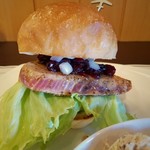 DOUG'S BURGER Miyakojima Honten - ダグズ・カリフォルニアレーズン＆クランベリーハニーソース・ツナステーキバーガー