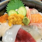 福魚食堂 - アップ。お刺身は薄～く切られております。ご飯の上に散られた海苔が透けてみえます。（笑）