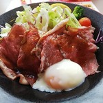 Yume An Narimasu Ten - ローストビーフサラダ丼 ごはんも260gぐらいあってすごいボリューム