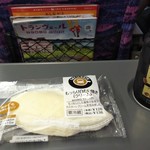 ニューデイズミニ - もっちり白いたい焼き136円、Black Coffe缶132円