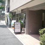 Tokyo Rusk Hongo Honten - 本郷本店の外観です。