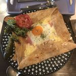 カフェ ド ラフェット - Galette Compreteのチーズ、ハム、タマゴ、トマト&ピクルス。
            税抜1300円。
            美味し。