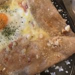 カフェ ド ラフェット - Galette Compreteのチーズ、ハム、タマゴ、トマト&ピクルス。
            美味し。