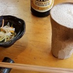 Teuchi Soba Gorou - ビールはサッポロ中瓶、お通しの千切り野菜の酢漬け