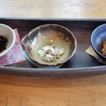 Teuchi Soba Gorou - つまみ三種盛り 蕎麦味噌、ワサビ漬け、ワサビの葉茎佃煮     ワサビ漬けが絶品