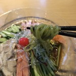 中華料理 泰洲園 - ほうれん草の汁を混ぜ込んだ翡翠麺。