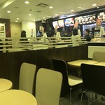 McDonald's Minamiosawaekimaeten - 2018/08 やはり店内は今となっては旧スタイル。草臥れていて、いつ改装するんだろーーという雰囲気なのだ