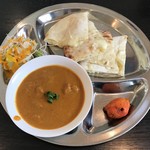 ナマステ - チーズナンセットチキンカレー。