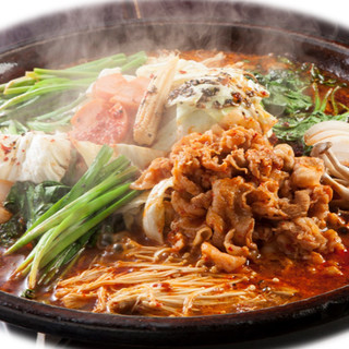 Specialty!! Tecchan nabe with plenty of beef, pork, chicken and 15 kinds of vegetables★