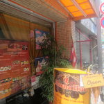 Masala Hut Higashi Nagasaki Honten - 店頭は少し賑やかというか